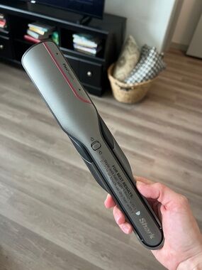 Shark Glam Flexi-Styler Hair Straightener - Gray with Pink Trim.